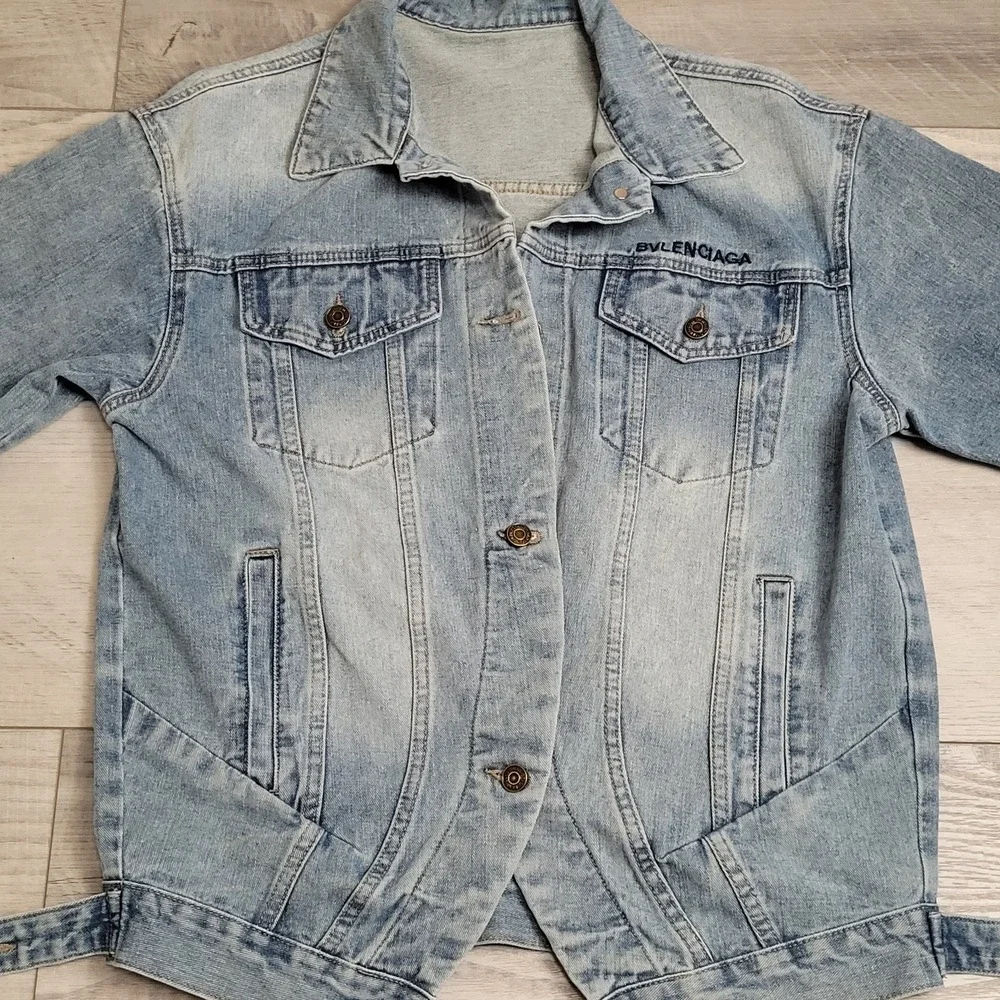 Vintage Style Denim Jacket Womens L Light Wash‎ Distressed Trucker Sloping Hem